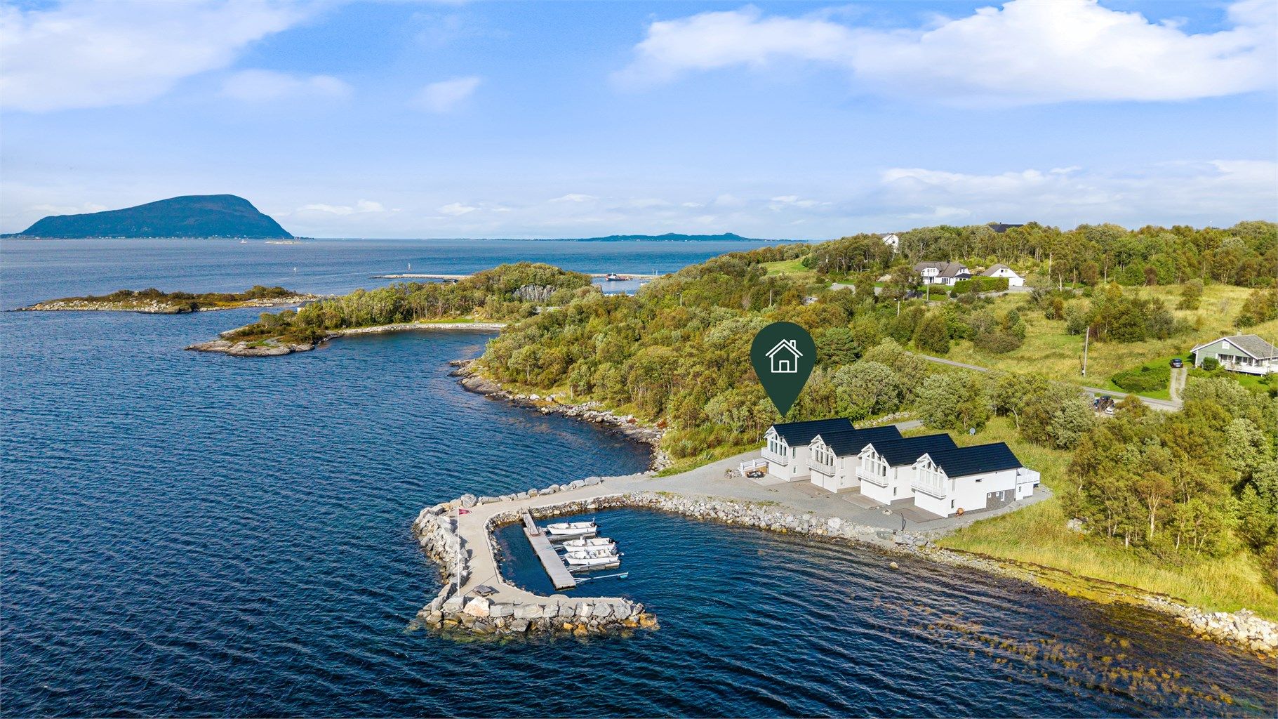 Velkommen til Hellandshamna 42, en Idyllisk fritidseiendom/rorbu ved sjøkanten på Hellandshamn utenfor Brattvåg i Haram kommune, presentert av Eiendomsmegler Christian Nogva Aarseth