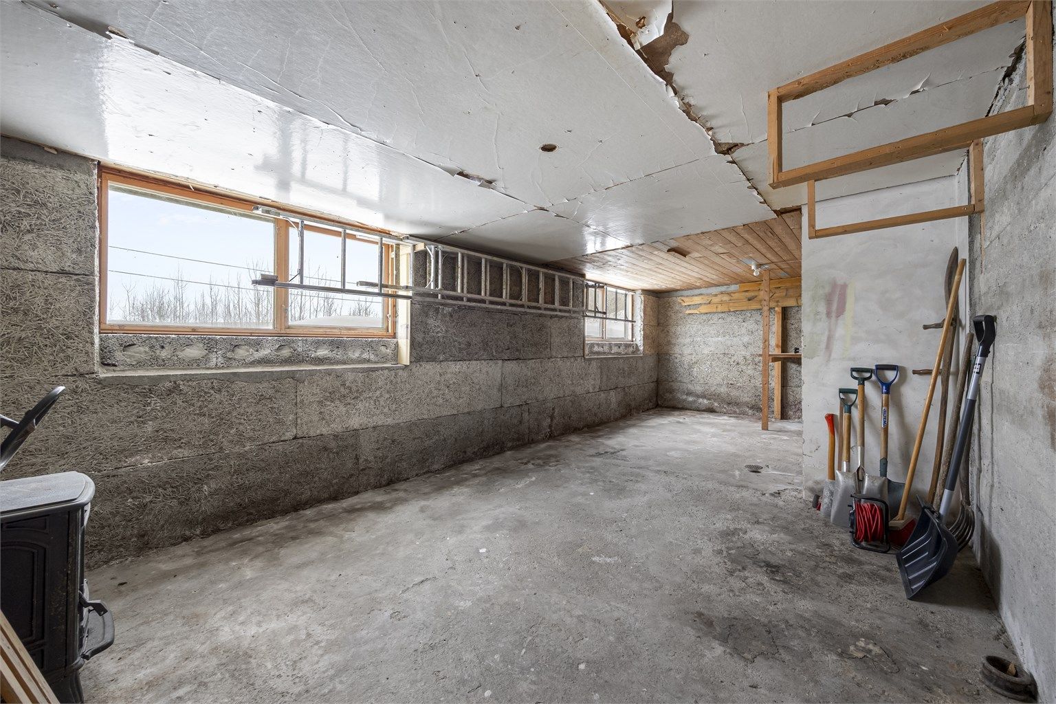Kjelleren er uinnredet og byr på rikelig med lagringsplass og muligheter.