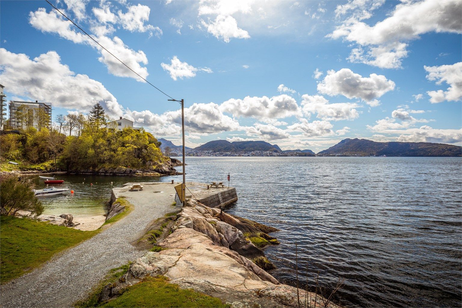 - Populært nærområde med badeplass på Helleneset -