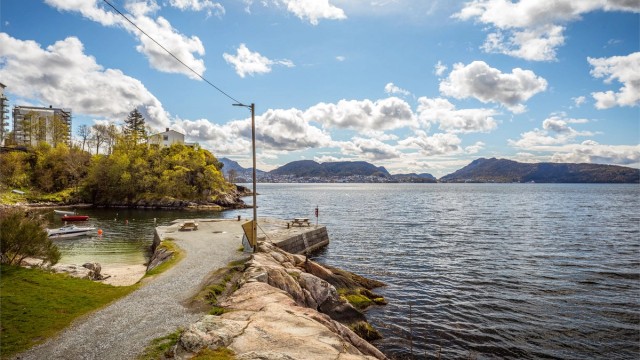 - Populært nærområde med badeplass på Helleneset -