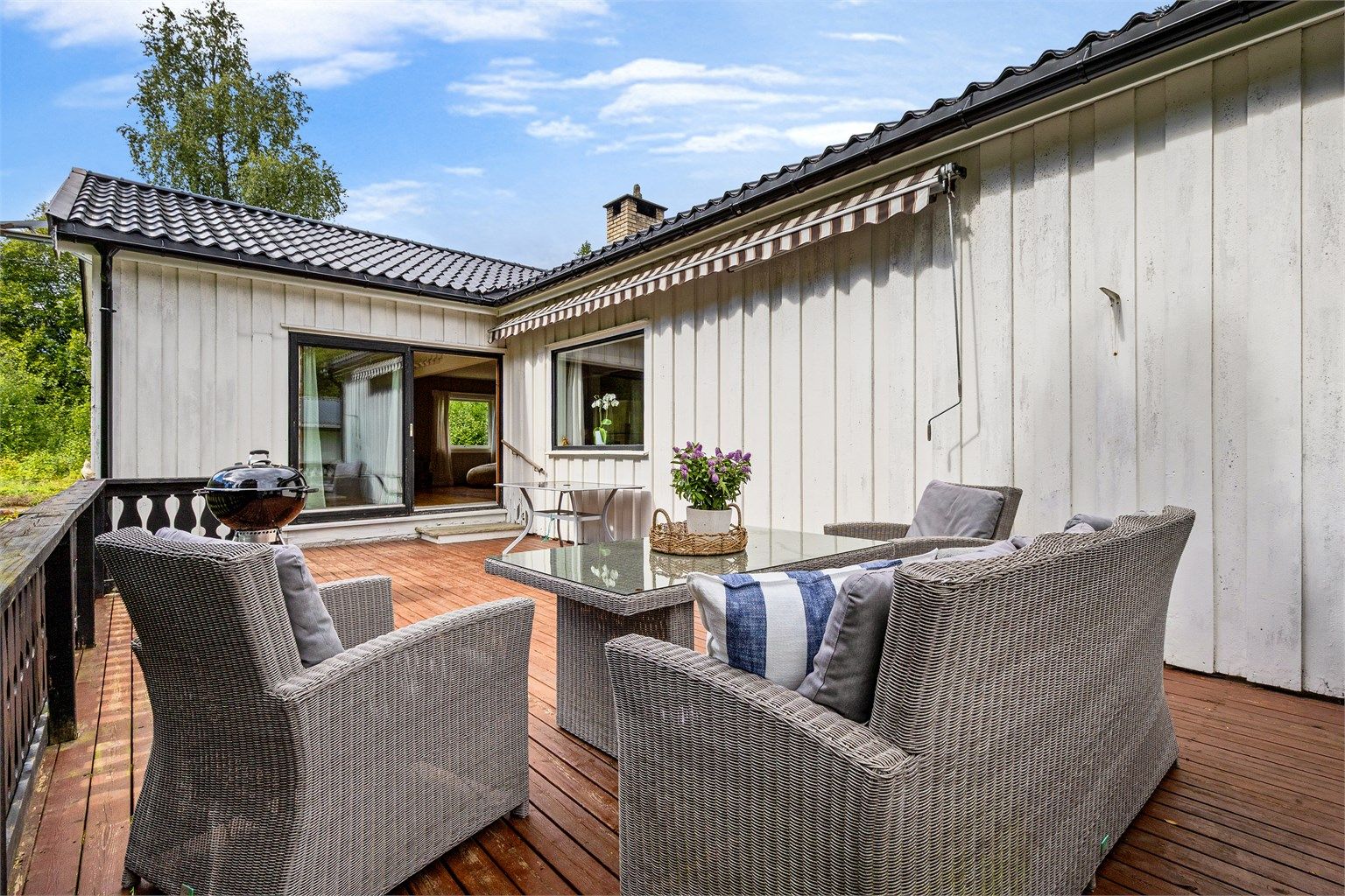 Terrassen er utstyrt med markise for solskjerming.