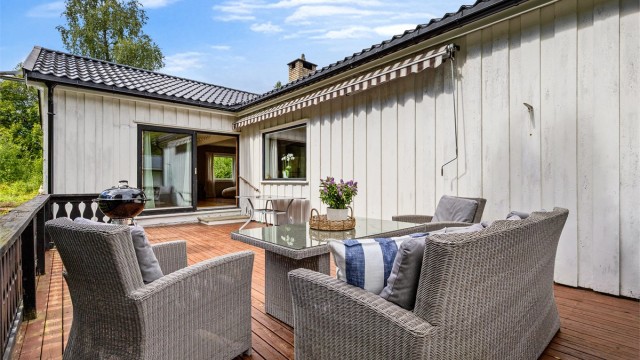 Terrassen er utstyrt med markise for solskjerming.