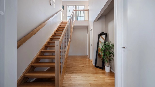 Den innvendige trappen i tre leder deg opp til leilighetens toppetasje.