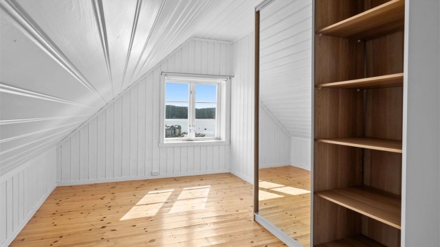 Lyst, soverom på loftet med utsikt mot havnen.