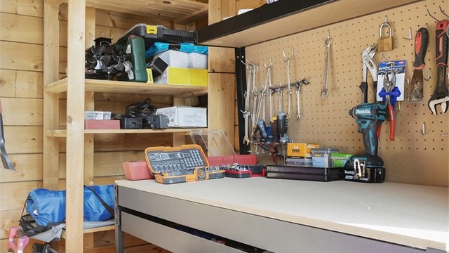Eiendommen har to boder, en frittliggende på 5 kvm og en inntil huset på 7 kvm.