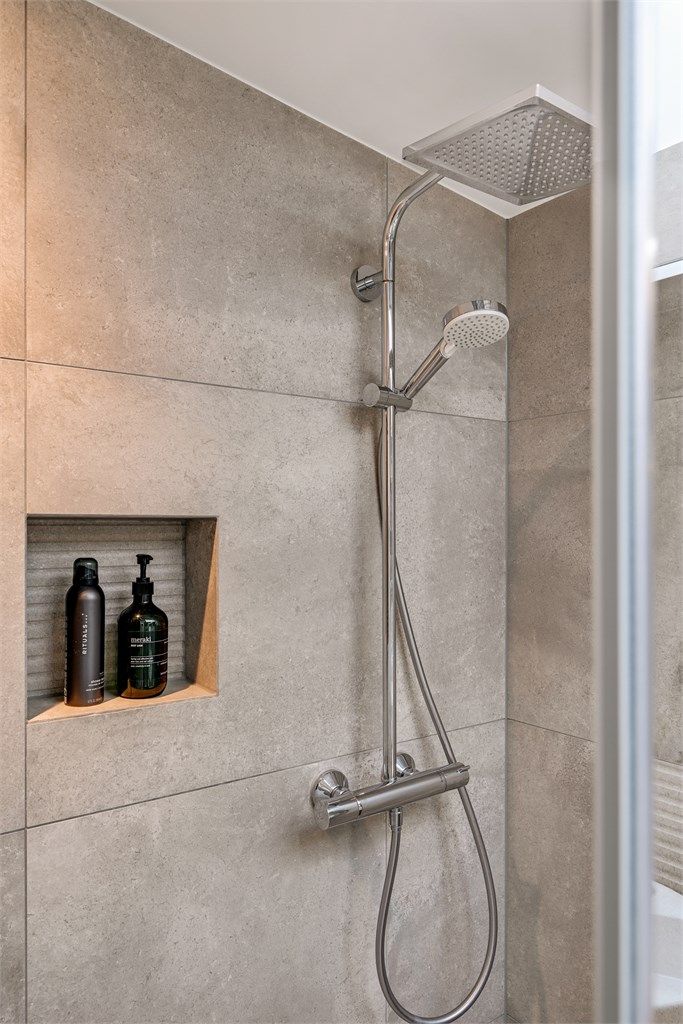 Dusjen har både regnfallsdusj og hånddusj.