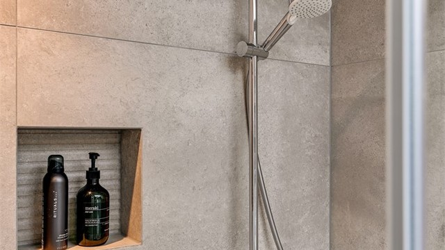 Dusjen har både regnfallsdusj og hånddusj.