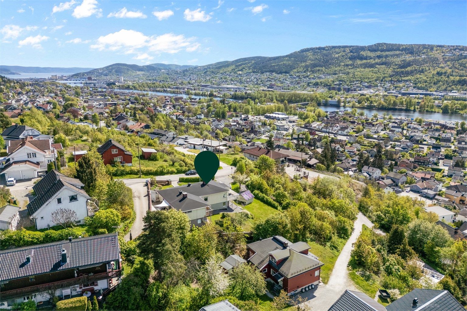 Eiendommen har en flott beliggenhet i høyden i rolige omgivelser