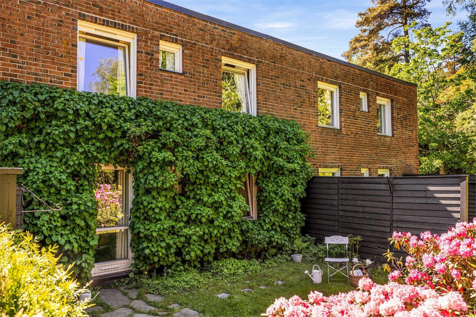 Omgivelsene preges av grøntarealer og nærhet til marka, med direkte tilgang til et omfattende turterreng som kan benyttes gjennom hele året. 