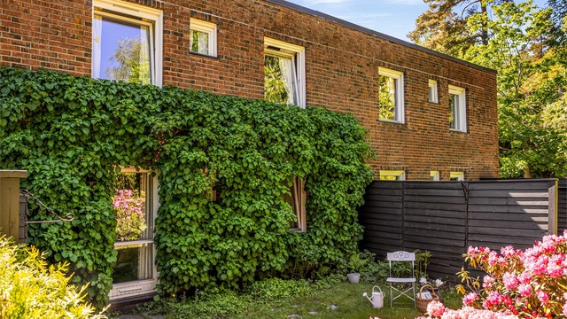 Omgivelsene preges av grøntarealer og nærhet til marka, med direkte tilgang til et omfattende turterreng som kan benyttes gjennom hele året.