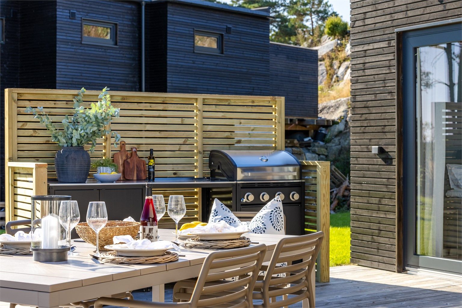 Skjermvegg gir en lun og usjenert krok for matlaging.