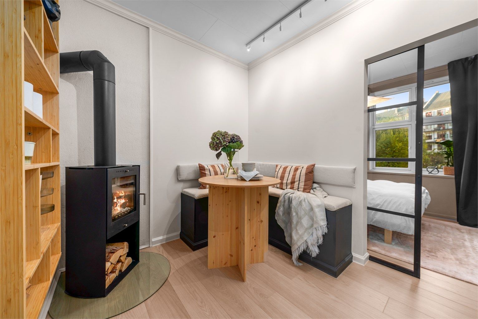 Det er bygget plassbygd sittebenk med innebygd oppbevaring og det er installert nyere peisovn.