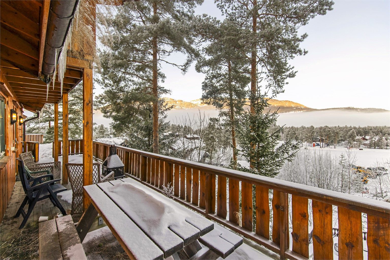 Fra stuen har du utgang til stor terrasse som er delvis overbygget.