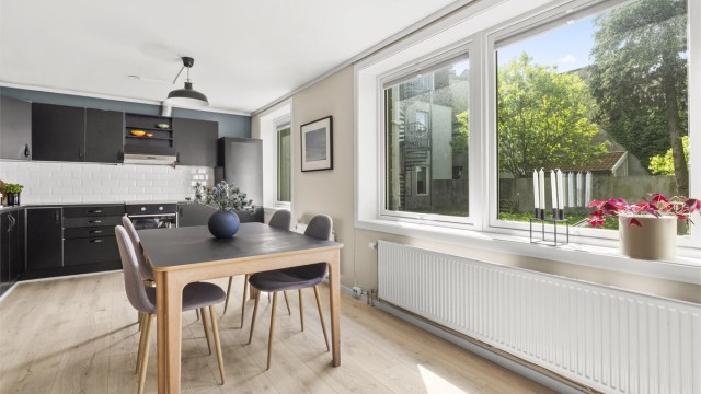 Velkommen til Dronningens gate 77 - En lys og hyggelig 3-roms eierleilighet med god planløsning over 2 etasjer, sentral beliggenhet i Kvadraturen, tilbaketrukket bakgård med felles takterrasse og hage