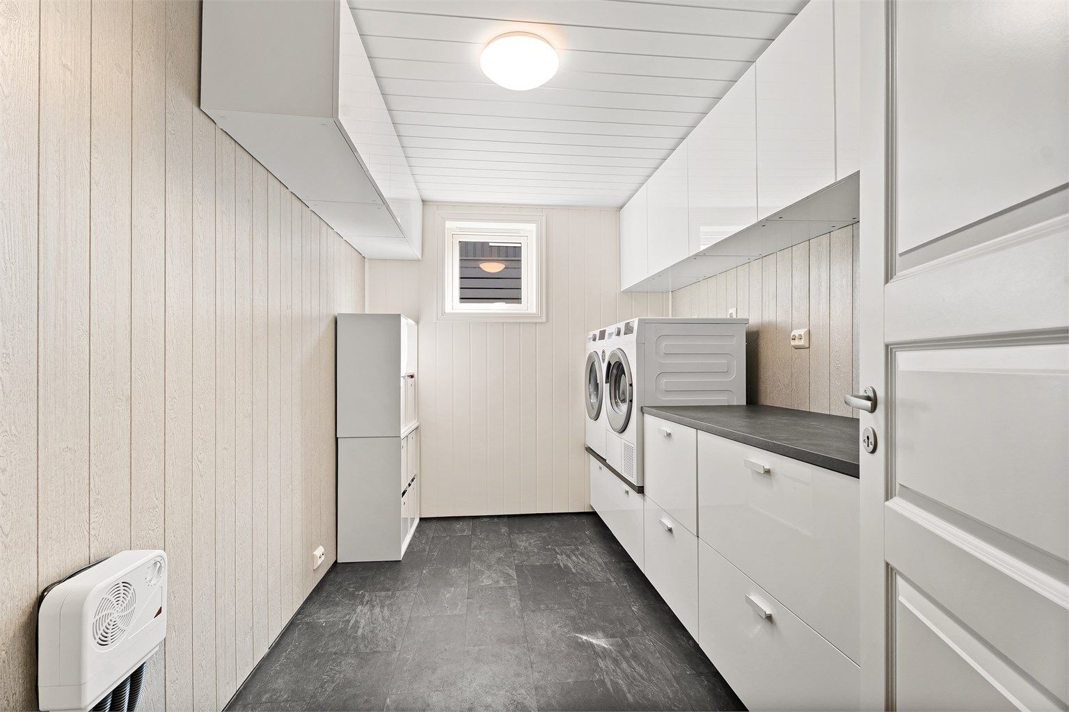 Vaskerommet har godt med plass, vaskemaskin og tørketrommel følger med!