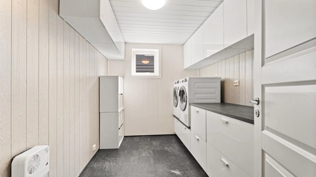 Vaskerommet har godt med plass, vaskemaskin og tørketrommel følger med!