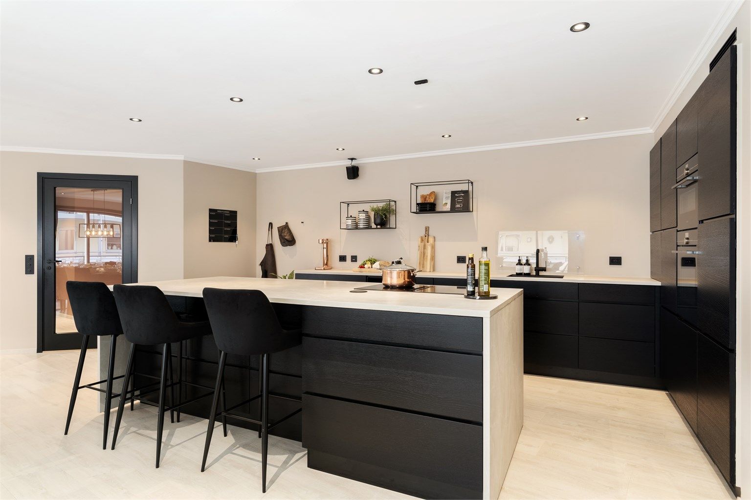 Kjøkkenet er utstyrt med en innholdsrik innredning fra Kvik, ny i 2021. Her får man integrert stekeovn, kombiovn, oppvaskmaskin, kjøleskap og vinskap, samt nedfelt platetopp med innebygd ventilator og oppvaskkum i benkeplaten