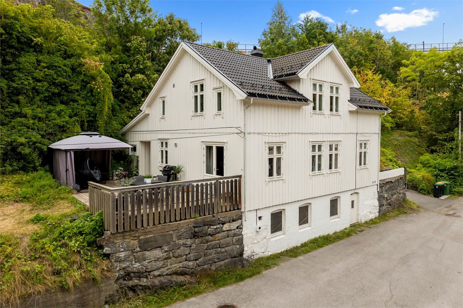Det hvitmalte og sjarmerende huset ligger idyllisk til i Brevik.