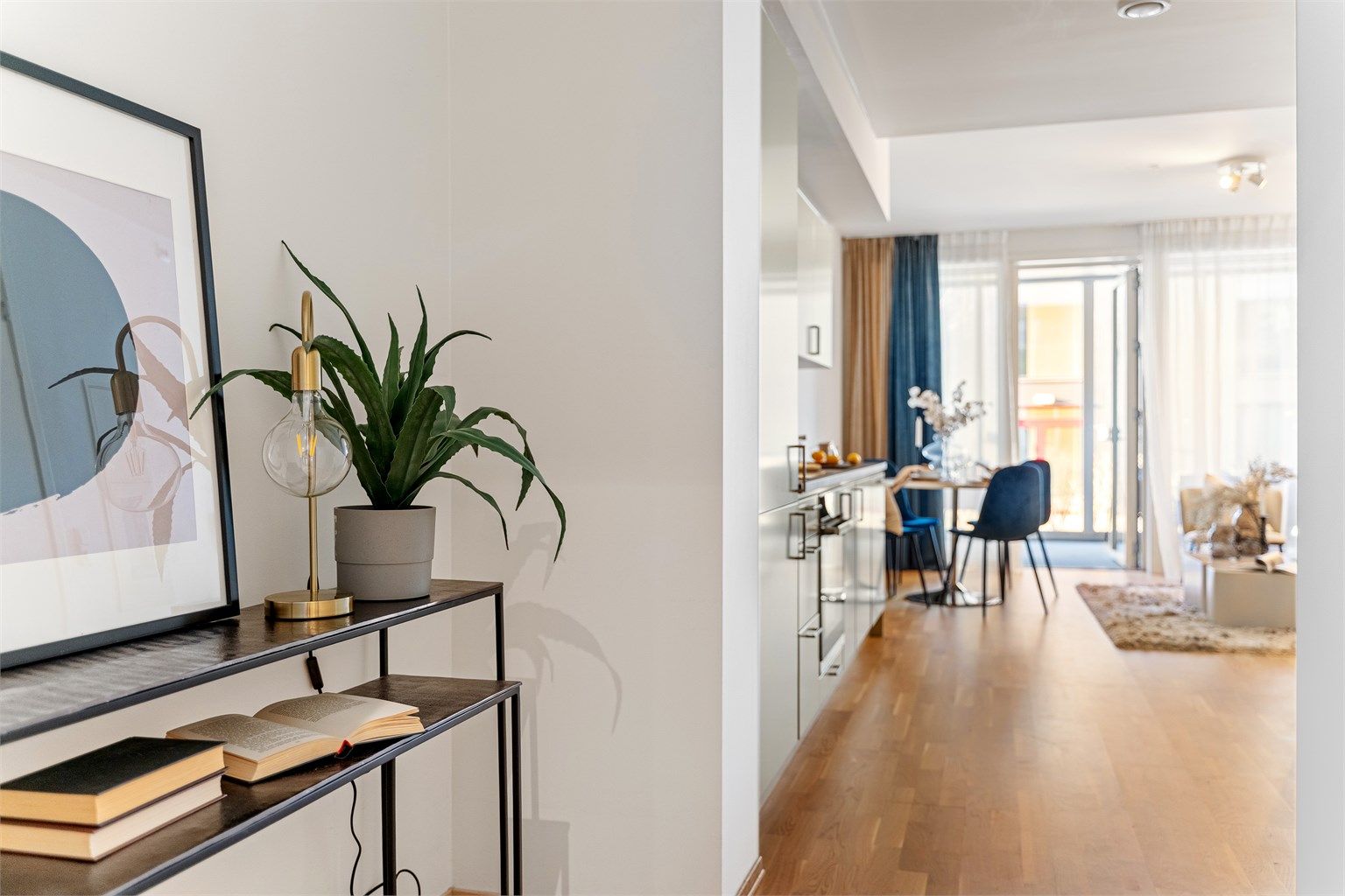 Leiligheten har gjennomgående lys parkett på alle gulvflater, med unntak av bad hvor det er fliser. Ellers slette lyser vegger. 