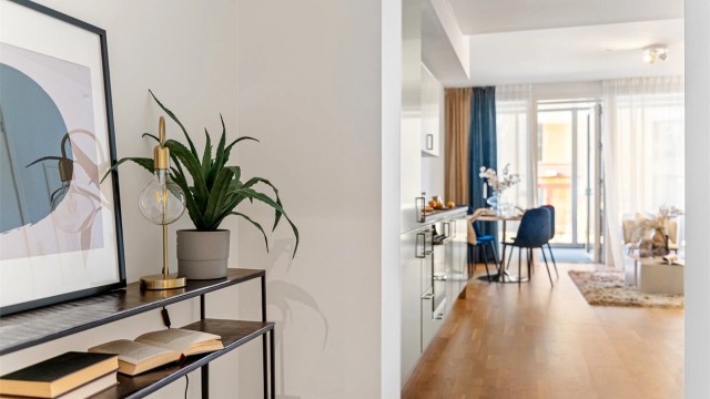 Leiligheten har gjennomgående lys parkett på alle gulvflater, med unntak av bad hvor det er fliser. Ellers slette lyser vegger.