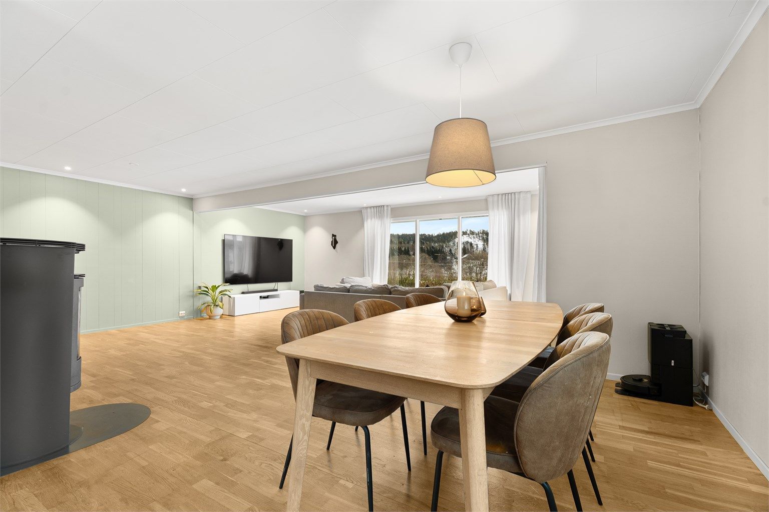 God plass til en stor spisegruppe m/ peis
