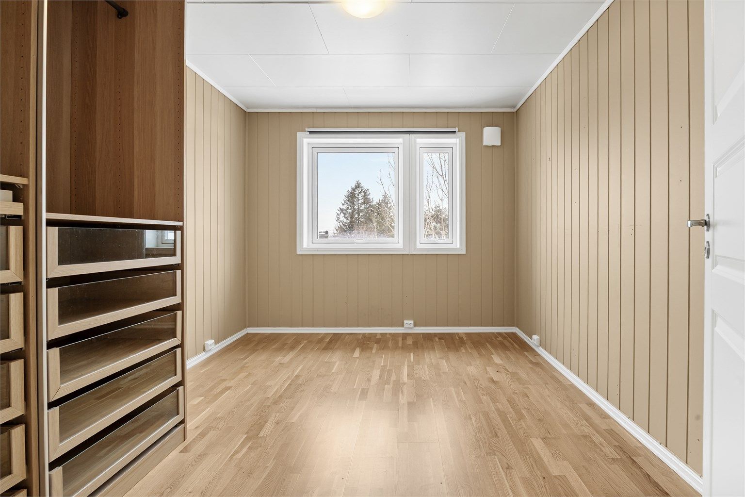 Soverom 1 med åpen garderobeløsning