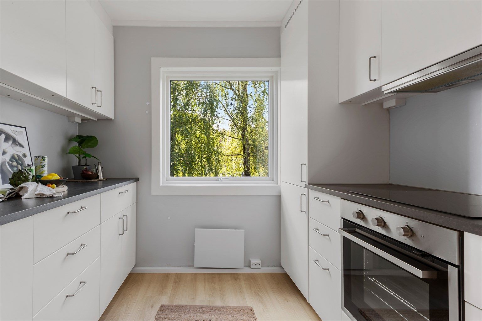 Kjøkkenet er utstyrt med platetopp, stekeovn, oppvaskmaskin, samt kjøle- og fryseskap.