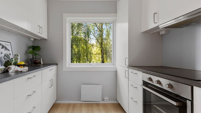 Kjøkkenet er utstyrt med platetopp, stekeovn, oppvaskmaskin, samt kjøle- og fryseskap.