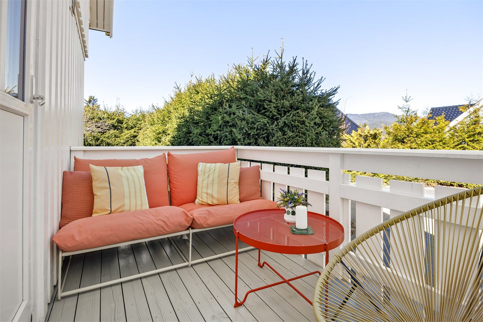 Den nordvendte balkongen på 5 m² har utgang fra kjøkkenet og er en fin plass for morgenkaffen.