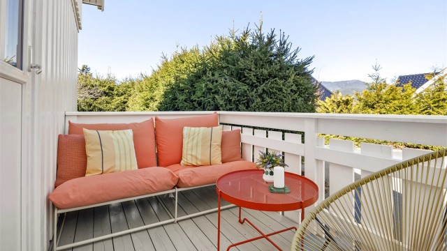 Den nordvendte balkongen på 5 m² har utgang fra kjøkkenet og er en fin plass for morgenkaffen.