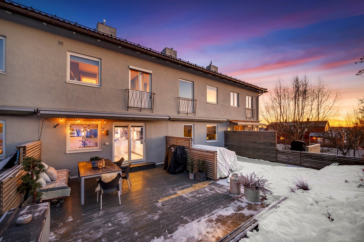 Velkommen til Bølersvingen 16C! 
Rekkehuset har to herlige uteplasser - her på baksiden.