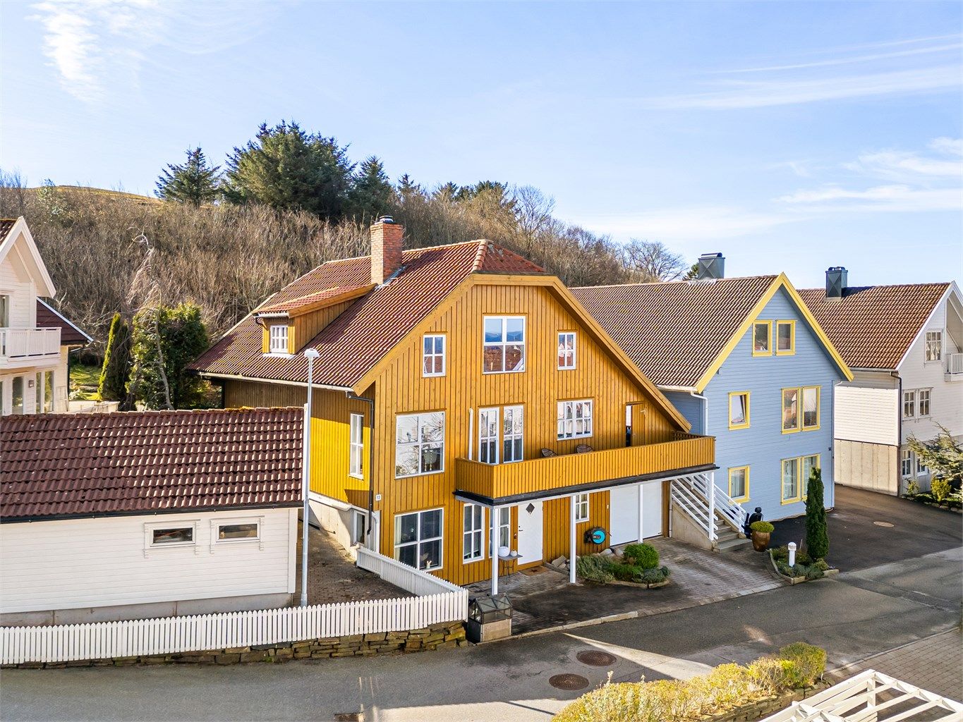 Krogsveen avd Sandnes ved Tom Christer Hovde, ønsker velkommen til Klokkarhaugen 12 her på Grødem. En meget innholdsrik og solid bolig over 3 plan, med integrert garasje som har direkte adkomst inn i huset.  