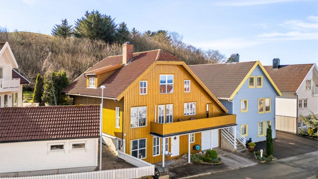 Krogsveen avd Sandnes ved Tom Christer Hovde, ønsker velkommen til Klokkarhaugen 12 her på Grødem. En meget innholdsrik og solid bolig over 3 plan, med integrert garasje som har direkte adkomst inn i huset.