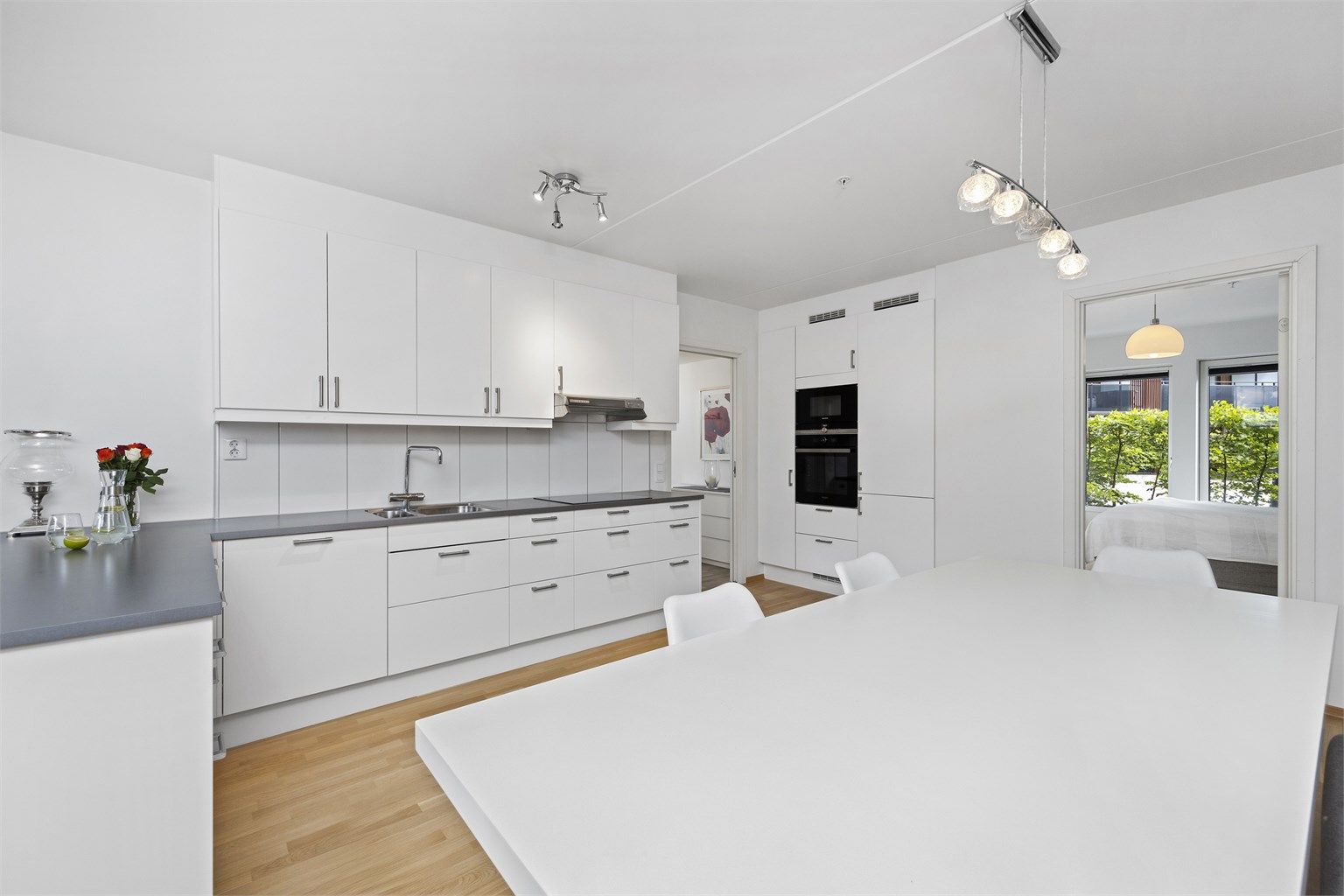 Kjøkkenet er sentralt plassert og svært brukervennlig, ikke minst åpent og sosialt