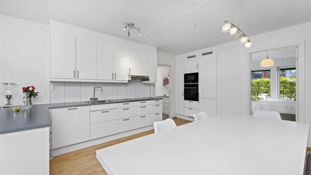 Kjøkkenet er sentralt plassert og svært brukervennlig, ikke minst åpent og sosialt