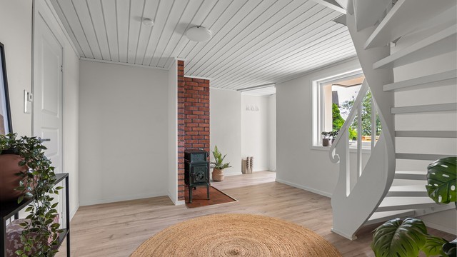 Nisjen bak ildstedet er velegnet for skap eller en skyvedørsgarderobe.