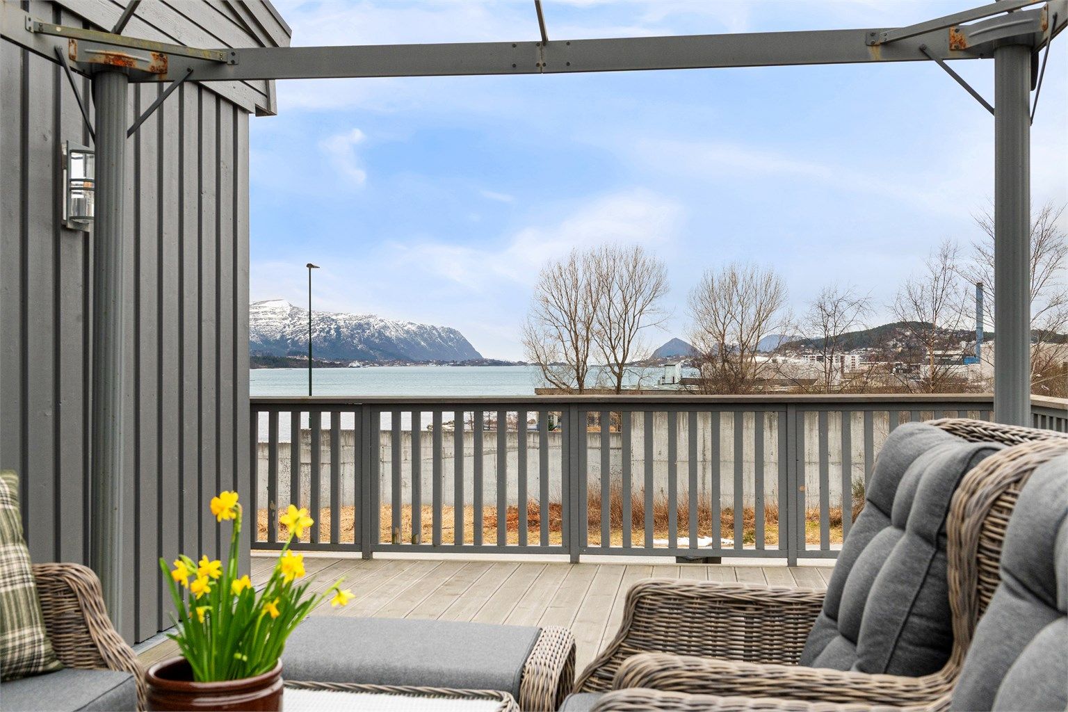 Herfra har du gode solforhold og en flott utsikt over nærområdet og fjorden