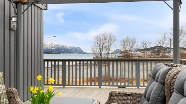 Herfra har du gode solforhold og en flott utsikt over nærområdet og fjorden