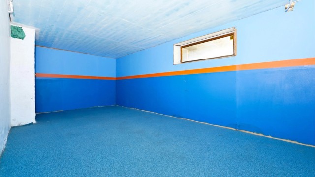 Innredet rom i kjeller med varmekabler i gulvet.
