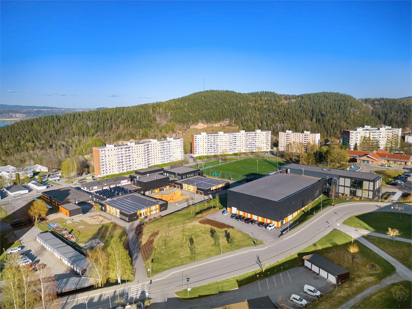 Flott utsikt med fritt utsyn over nærområdet, fra kjøkken og soverom.