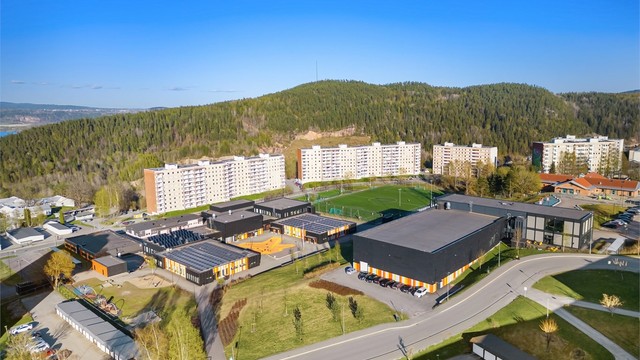 Flott utsikt med fritt utsyn over nærområdet, fra kjøkken og soverom.