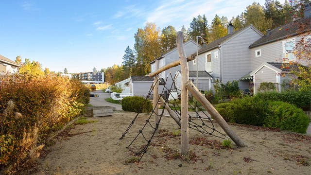 Felles lekeplass ligger i umiddelbar nærhet til boligen.