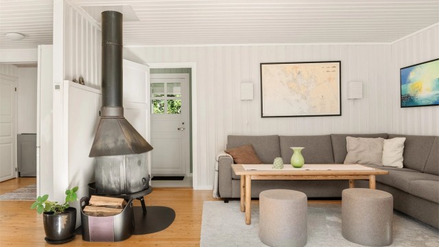 Stuen kan lukkes av mot entreen for både vindfang og lydskjerming mot hovedsoverommet.