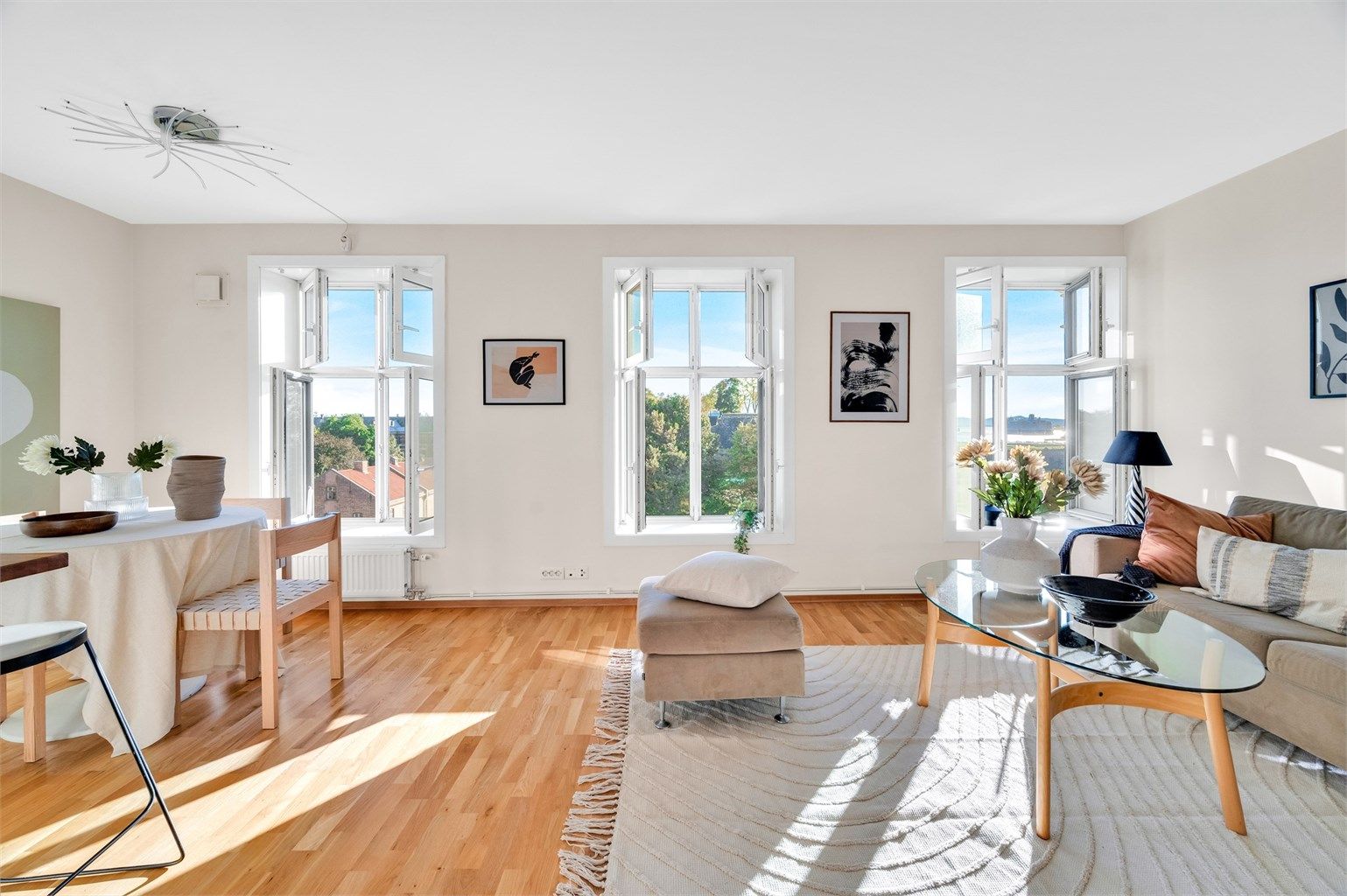 Velkommen til Rådhusgata 21! En unik 2-roms selveier med fantastisk fjordutsikt, heis og felles takterrasse. 