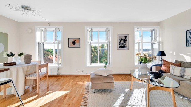 Velkommen til Rådhusgata 21! En unik 2-roms selveier med fantastisk fjordutsikt, heis og felles takterrasse.