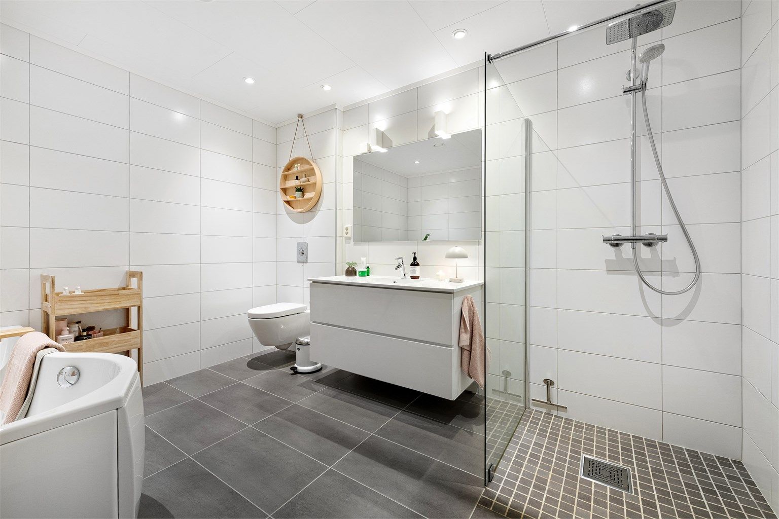 Badet i underetasjen er helfliset og utstyrt med innredning fra Kvik.