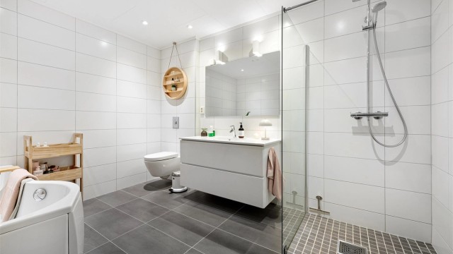 Badet i underetasjen er helfliset og utstyrt med innredning fra Kvik.