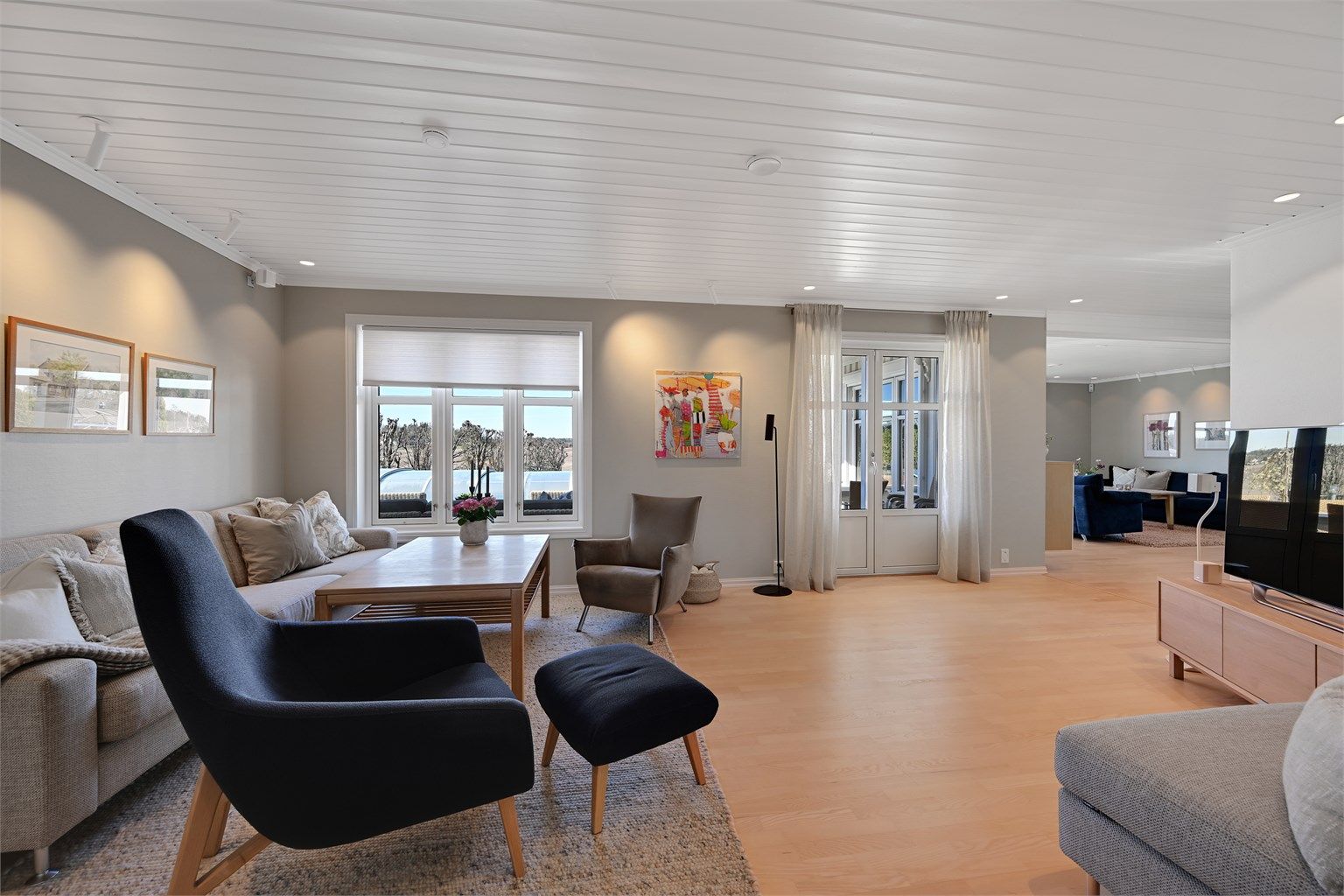 Fra stuen er det direkte utgang til den vestvendte markterrassen via doble balkongdører.