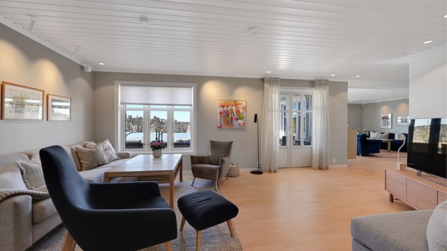 Fra stuen er det direkte utgang til den vestvendte markterrassen via doble balkongdører.