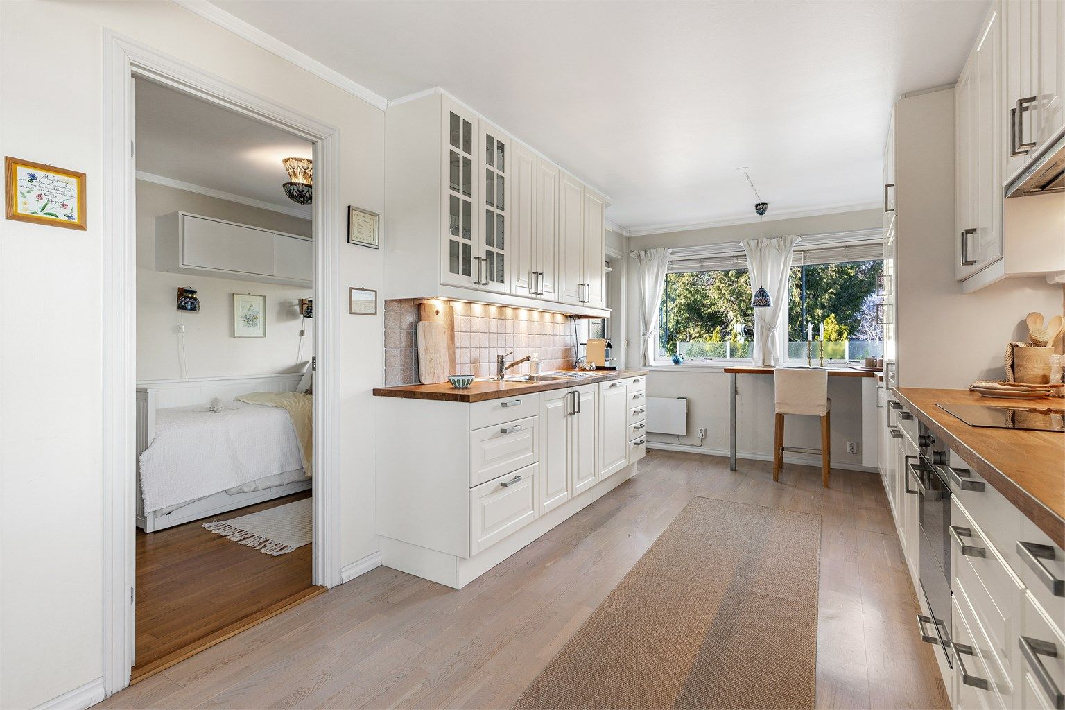 Fra kjøkkenet er det tilgang til ett av soverommene.